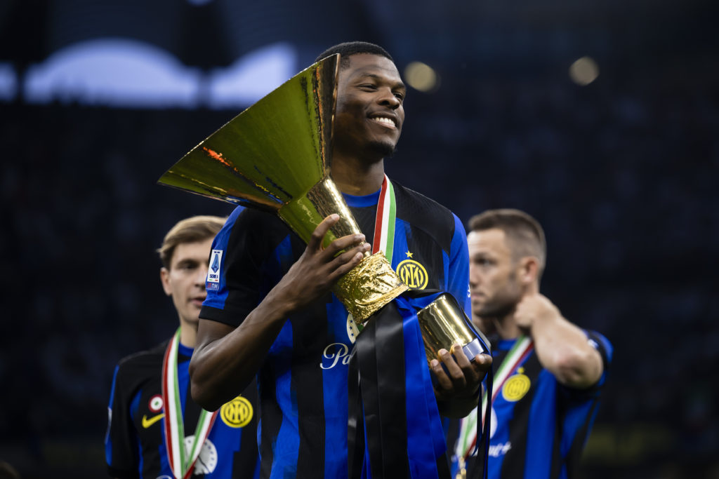 Denzel Dumfries of FC Internazionale poses with the Scudetto