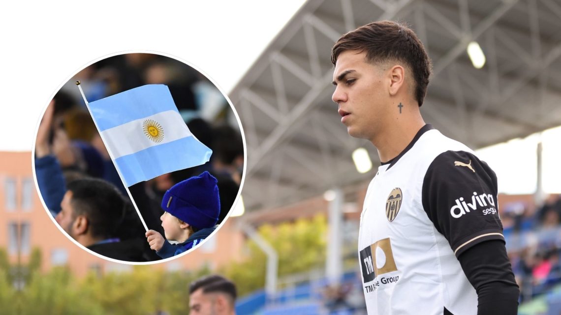 Enzo Barrenechea of Valencia CF gets into the pitch prior to the LaLiga match. Inset, an Argentinan flag.